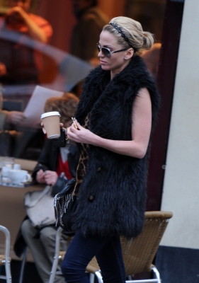 Sarah_Harding_leaving_a_coffee_place_28_02_12_284329.jpg