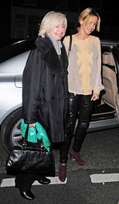 Sarah_Harding_leaving_a_restaurant_with_her_mum_02_02_12_281229.jpg