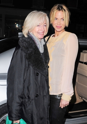 Sarah_Harding_leaving_a_restaurant_with_her_mum_02_02_12_28129.jpg