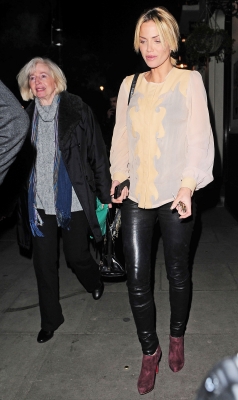 Sarah_Harding_leaving_a_restaurant_with_her_mum_02_02_12_28729.jpg