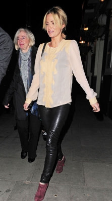 Sarah_Harding_leaving_a_restaurant_with_her_mum_02_02_12_28929.jpg