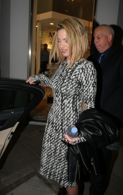 Sarah_Harding_leaving_a_spa_in_Kensington_12_01_12_282229.jpg