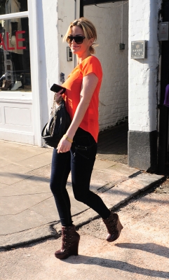 Sarah_Harding_leaving_her_home_03_02_12_28429.jpg