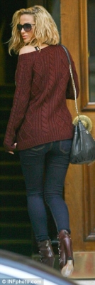 Sarah_Harding_leaving_her_home_06_01_12_28129.jpg