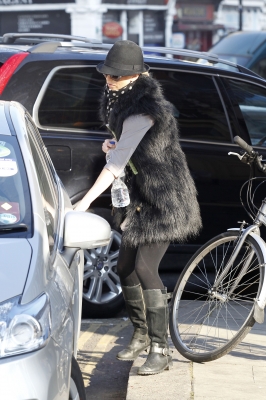 Sarah_Harding_leaving_her_home_11_02_12_28529.JPG