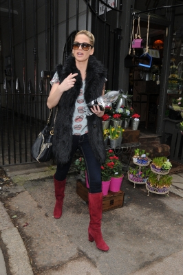 Sarah_Harding_leaving_her_home_in_North_London__London2C_England_17_02_12_281029.jpg
