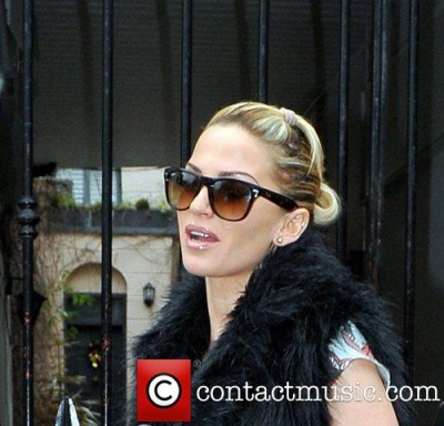 Sarah_Harding_leaving_her_home_in_North_London__London2C_England_17_02_12_28229.jpg