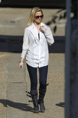 Sarah_Harding_leaving_her_management_offices_12_03_12_28229.jpg