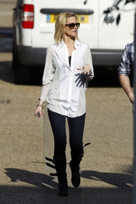 Sarah_Harding_leaving_her_management_offices_12_03_12_28329.jpg