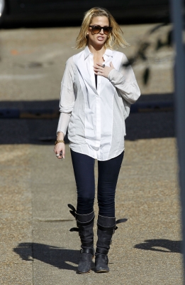 Sarah_Harding_leaving_her_management_offices_12_03_12_28529.jpg