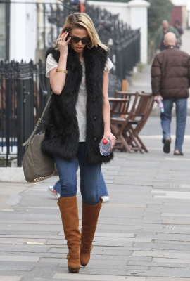 Sarah_Harding_out___about_in_London_02_03_12_282629.JPG