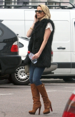 Sarah_Harding_out___about_in_London_02_03_12_282829.JPG