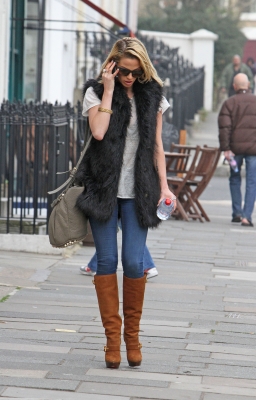 Sarah_Harding_out___about_in_London_02_03_12_28429.JPG
