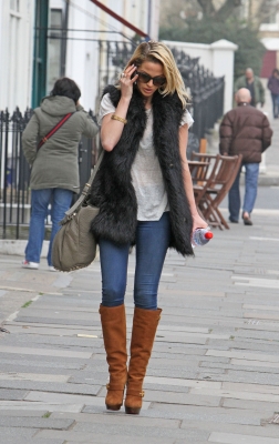 Sarah_Harding_out___about_in_London_02_03_12_28629.JPG