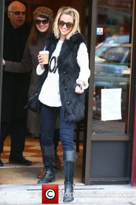 Sarah_Harding_out_and_about_in_Primrose_Hill__London2C_England_16_02_12_281529.jpg