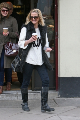 Sarah_Harding_out_and_about_in_Primrose_Hill__London2C_England_16_02_12_283129.jpg