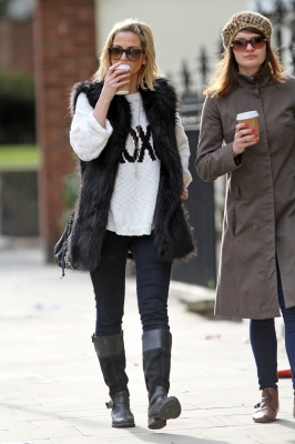 Sarah_Harding_out_and_about_in_Primrose_Hill__London2C_England_16_02_12_285429.jpg