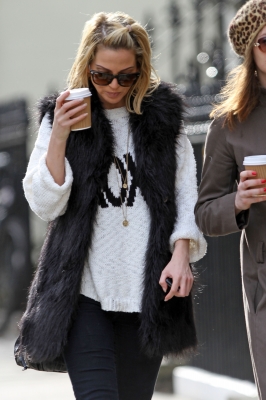 Sarah_Harding_out_and_about_in_Primrose_Hill__London2C_England_16_02_12_285629.jpg