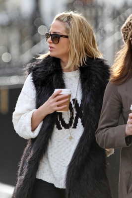 Sarah_Harding_out_and_about_in_Primrose_Hill__London2C_England_16_02_12_285929.jpg
