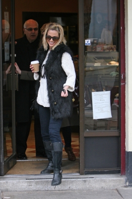 Sarah_Harding_out_and_about_in_Primrose_Hill__London2C_England_16_02_12_286129.jpg