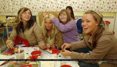 Girls_Aloud_visit_The_Royal_Marsden_Hospital_in_Sutton_22122003_28229.jpg