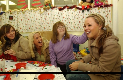 Girls_Aloud_visit_The_Royal_Marsden_Hospital_in_Sutton_22122003_28429.jpg