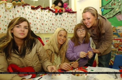 Girls_Aloud_visit_The_Royal_Marsden_Hospital_in_Sutton_22122003_28629.jpg