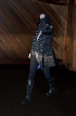 Sarah_Harding_returning_home_01_01_12_28429.jpg