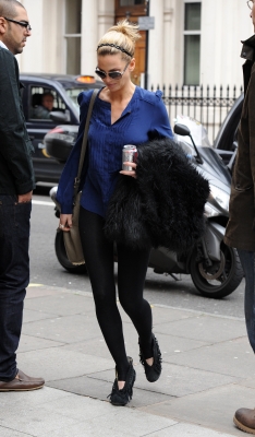Sarah_Harding_seen_going_to_the_doctors_06_03_12_28929.jpg