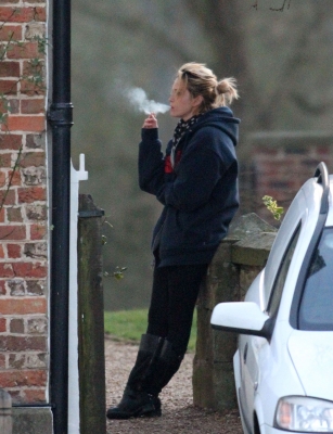Sarah_Harding_seen_having_a_cigarette_break_01_02_12_28129.jpg