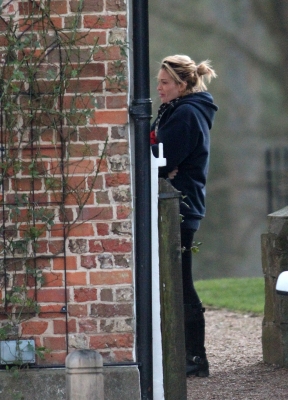 Sarah_Harding_seen_having_a_cigarette_break_01_02_12_281629.jpg