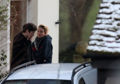 Sarah_Harding_seen_having_a_cigarette_break_01_02_12_281729.jpg