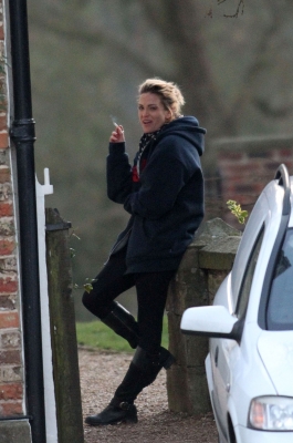 Sarah_Harding_seen_having_a_cigarette_break_01_02_12_28529.jpg