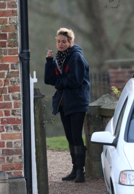 Sarah_Harding_seen_having_a_cigarette_break_01_02_12_28729.jpg