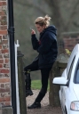 Sarah_Harding_seen_having_a_cigarette_break_01_02_12_28629.jpg