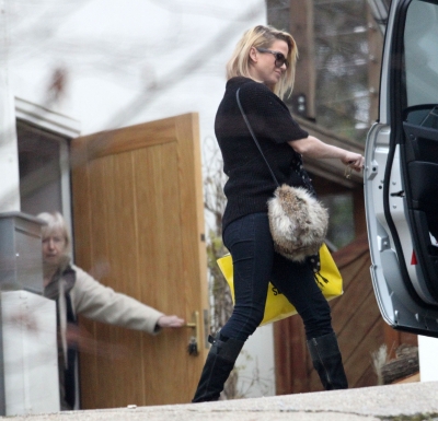 Sarah_Harding_seen_leaving_her_mums_home_30_01_12_281729.jpg