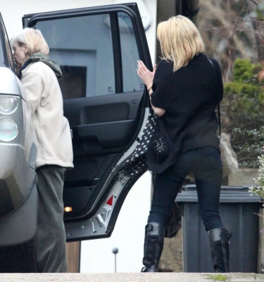 Sarah_Harding_seen_leaving_her_mums_home_30_01_12_281829.jpg