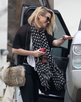 Sarah_Harding_seen_leaving_her_mums_home_30_01_12_281929.jpg