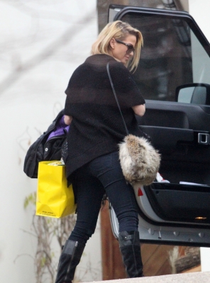 Sarah_Harding_seen_leaving_her_mums_home_30_01_12_282329.jpg