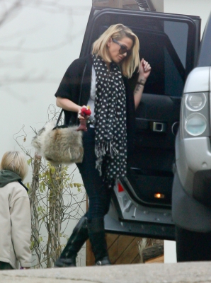 Sarah_Harding_seen_leaving_her_mums_home_30_01_12_28329.jpg
