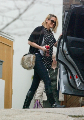Sarah_Harding_seen_leaving_her_mums_home_30_01_12_28429.jpg