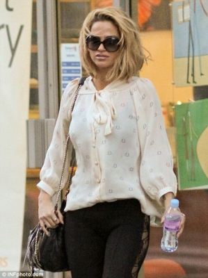 Sarah_Harding_shopping_in_London_05_01_12_28529.jpg