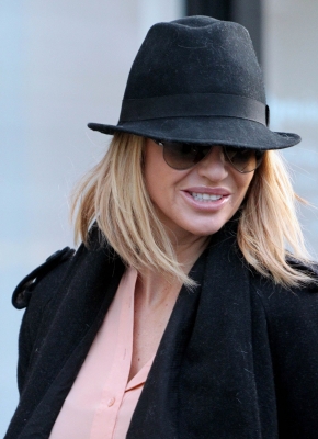 Sarah_Harding_shops_in_Primrose_Hill_13_01_12_281629.jpg