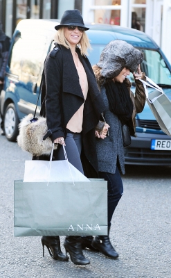 Sarah_Harding_shops_in_Primrose_Hill_13_01_12_282629.jpg