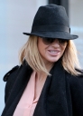 Sarah_Harding_shops_in_Primrose_Hill_13_01_12_281629.jpg
