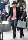 Sarah_Harding_shops_in_Primrose_Hill_13_01_12_28329.jpg