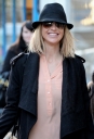 Sarah_Harding_shops_in_Primrose_Hill_13_01_12_28529.jpg