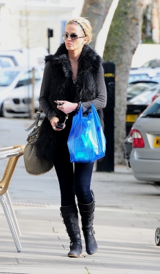 Sarah_Harding_taking_furniture_into_her_London_flat_05_03_12_281229.jpg