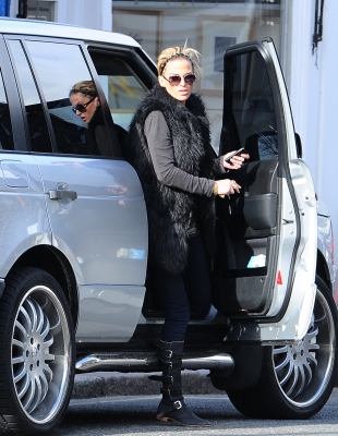 Sarah_Harding_taking_furniture_into_her_London_flat_05_03_12_28229.jpg