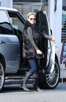Sarah_Harding_taking_furniture_into_her_London_flat_05_03_12_28529.jpg